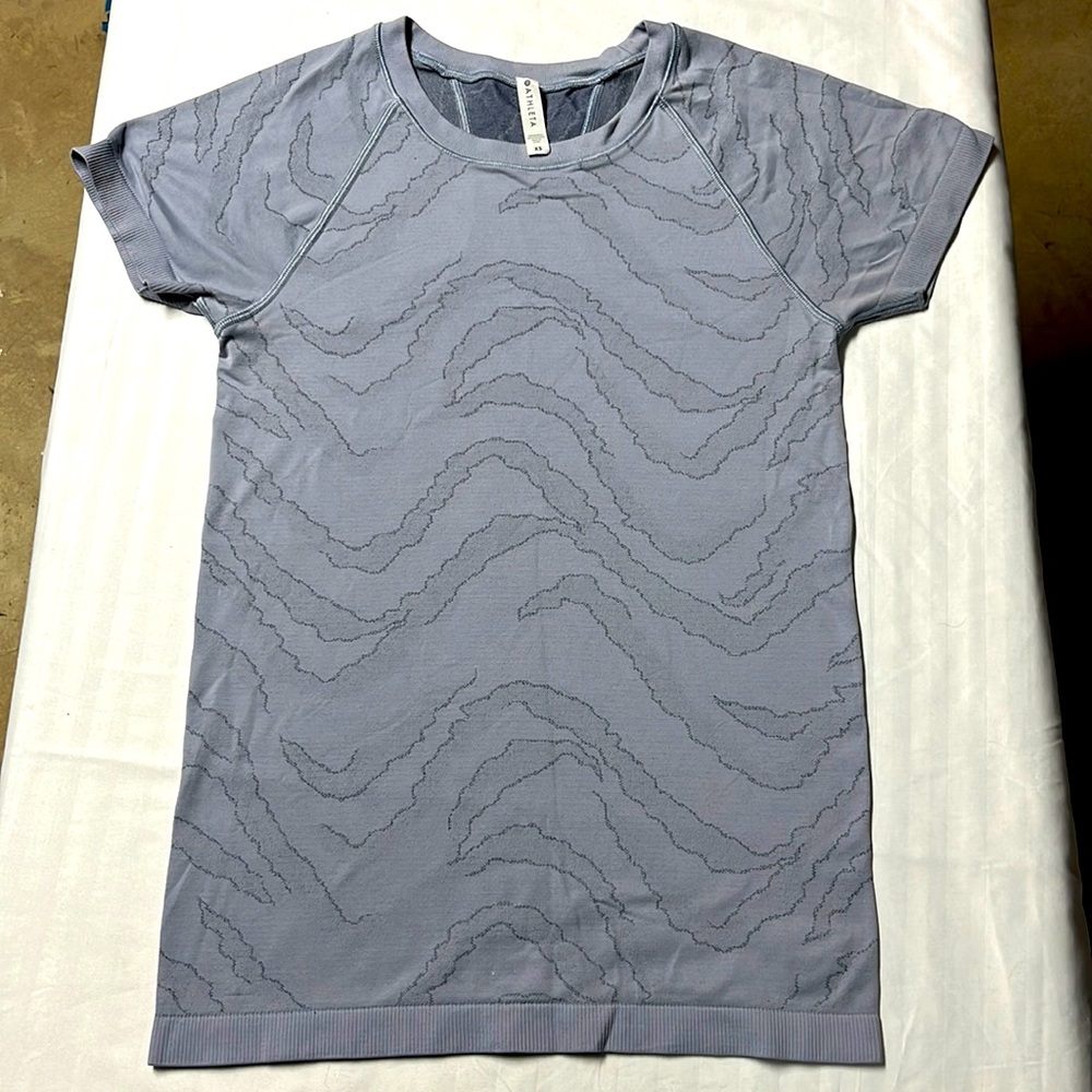 Athleta momentum tee, short sleeve, lilac color, xs